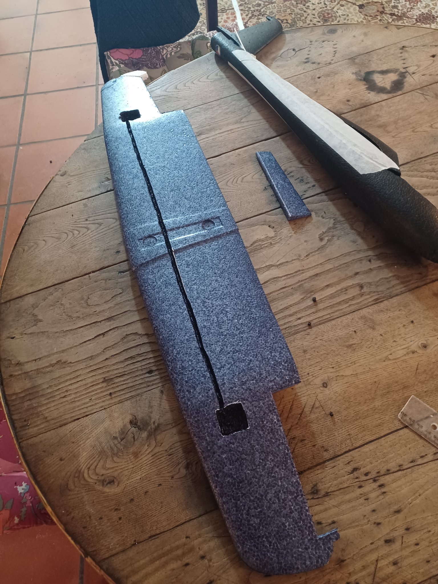 evidement cablage ailerons et collage gaine de commande .jpg