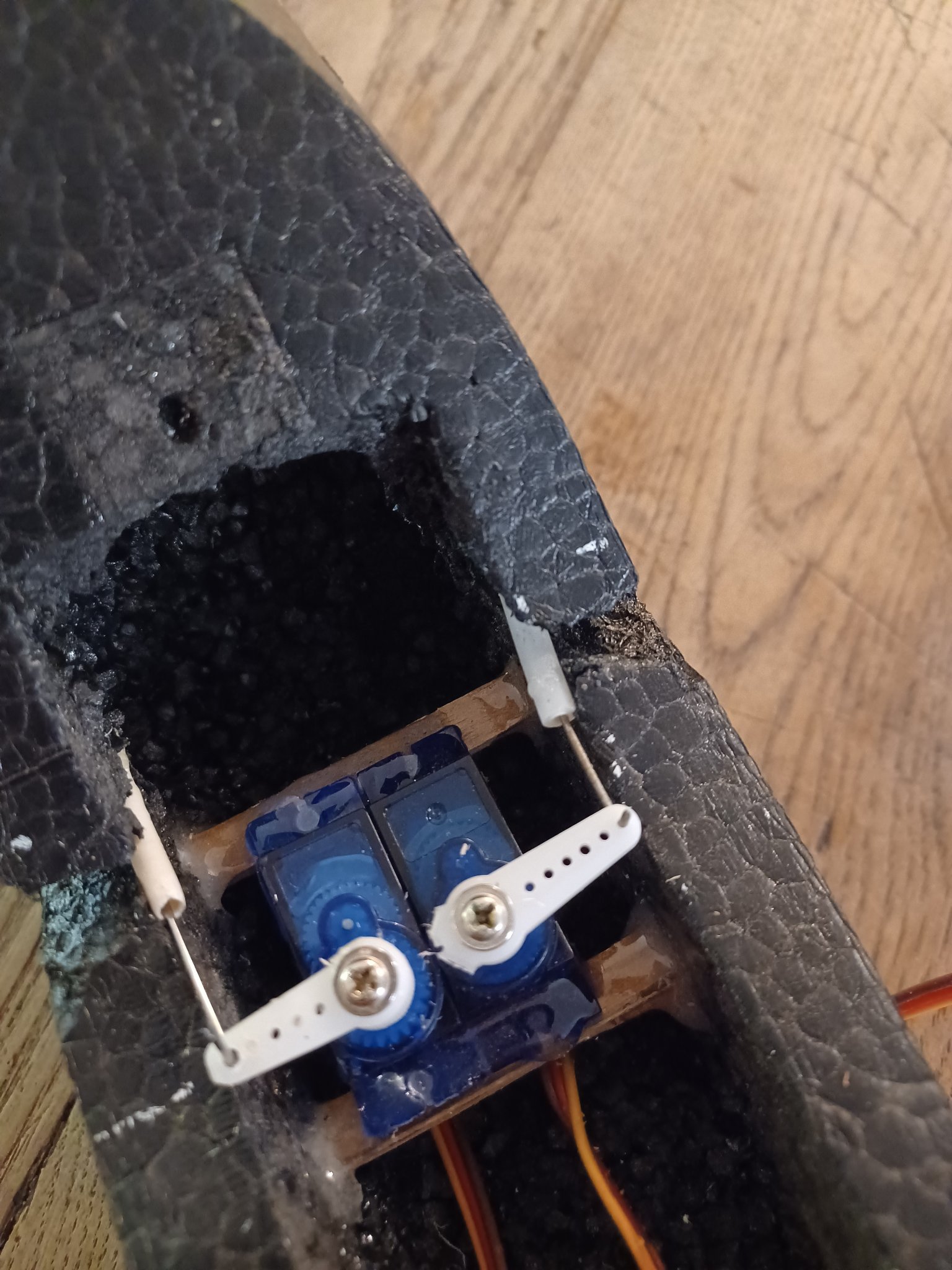 servos et commandes.jpg