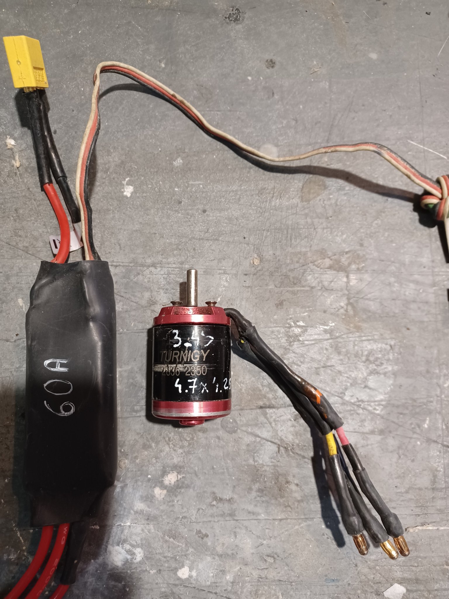 moteur 2350kv controleur 60A.jpg