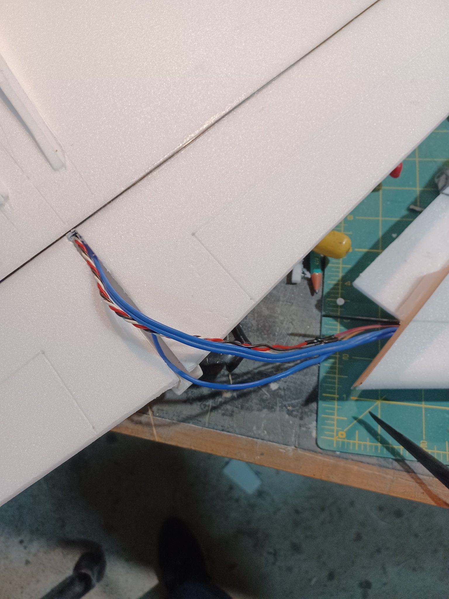 passage cablage moteur et servo.jpg