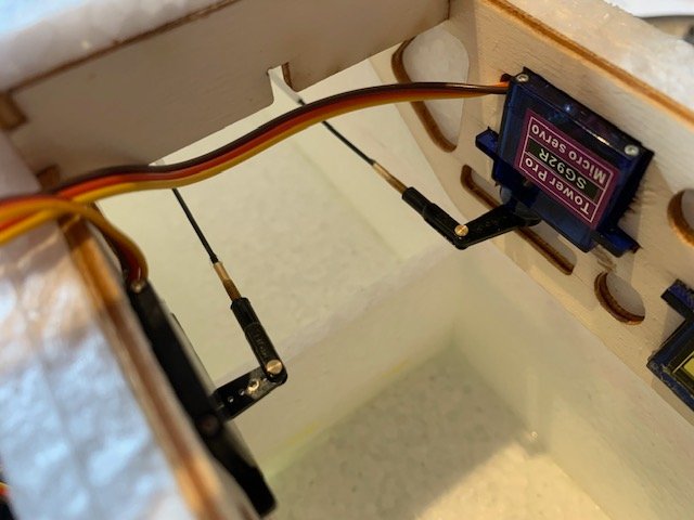 commandes empenage côté servos.jpg